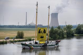 Beluga II auf dem Main vor dem Atomkraftwerk AKW Grafenrheinfeld: "Stop Nuclear Risks. Go 100% Renewables! Danke Energiewende". Das AKW  wird Ende Juni 2015 abgeschaltet.