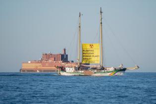 Die "Akademik Lomonosov" von Rosatom, das erste schwimmende Kernkraftwerk der Welt, hat St. Petersburg, Russland, wo es gebaut wurde, verlassen. Sie wird in den nordrussischen Hafen Murmansk geschleppt, wo sie mit Kernbrennstoff beladen und getestet wird. Es soll in der Nähe von Pevek in Tschutkotka in Betrieb genommen. Greenpeace kämpft mit der Beluga II dafür, dieses unverantwortliche Projekt von Rosatom in der Arktis zu stoppen und zu verhindern, dass es Schule macht.