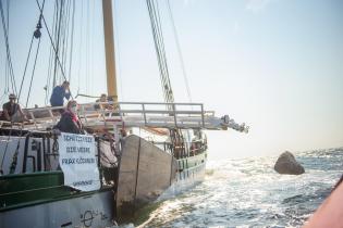 Greenpeace-Aktivistinnen versenken Felsbrocken im Fehmarnbelt. Die Aktion in der Ostsee wird von Bord der Beluga II aus durchgeführt.