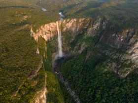 Brasiliens größter Wasserfall auf Hochebene der Serra do Aracá 