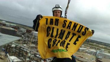 Greenpeace-Aktivist protestiert auf einem Shell-Fördergelände in Alberta/Kanada gegen Ölsandförderung, Oktober 2009