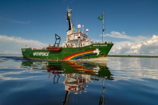 Das Greenpeace-Schiff MY Arctic Sunrise im Amazonas bei Manaus