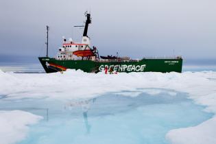 Das Greenpeace-Schiff Arctic Sunrise vertäut am Eis der Framstraße. Sie ist das Eingangstor in den Arktischen Ozean. Durch das Seegebiet zwischen Grönland und Spitzbergen strömt wärmeres atlantisches Wasser Richtung Norden.