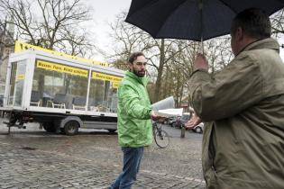 Aktivist überreicht einem Mann einen Flyer