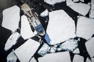 Die Esperanza im arktischen Meereis um Spitzbergen während der Pol-zu-Pol-Reise von Greenpeace 2019-2020.