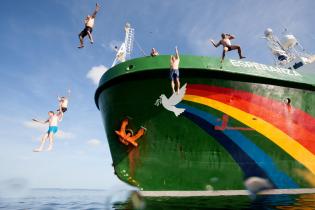 Die Greenpeace-Crew springt von der MY Esperanza während eines Badestopps am Ende der Amazonas-Riff-Etappe der Protect the Ocean-Expedition.