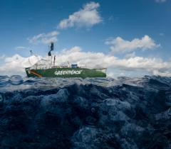 Das Greenpeace-Schiff Arctic Sunrise vor den Galápagos-Inseln, Ecuador.