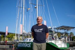 Kapitän Daniel Rizzotti steht während der Taufzeremonie vor der SV Oceania. Er wird das Schiff in seine erste Mission vor Australiens Westküste steuern. 