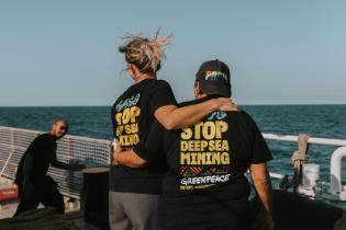 Crew dem 'Stop Deep Sea Mining' Crew-Shirt auf der Arctic Sunrise