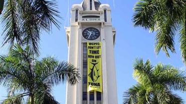 Greenpeace-Aktion auf dem Aloha Tower in Honolulu/Hawaii, Dezember 2010.