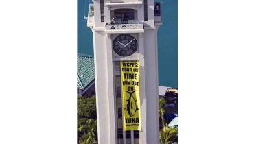 Greenpeace-Aktion auf dem Aloha Tower in Honolulu/Hawaii, Dezember 2010.