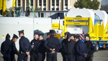 Polizei bei der Verladung der Castor-Behälter am Bahnhof Cadarache 12/14/2010