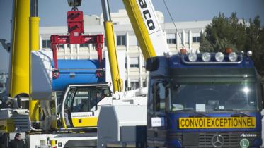 Castor-Behälter werden im Bahnhof von Cadarache vom LKW auf den Zug verladen 12/14/2010