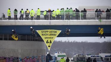 Greenpeace-Kletterer protestieren an der Castor-Strecke 12/16/2010