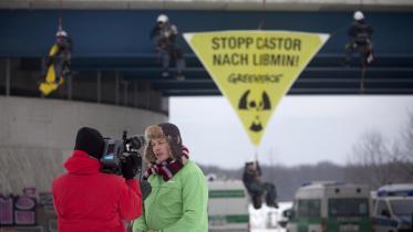 Greenpeace-Atomexperte Tobias Münchmeyer gibt während der Protestaktion ein Interview 12/16/2010