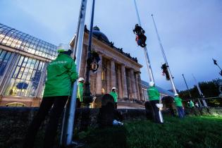 Greenpeace-Aktive klettern Fahnenmaste hoch