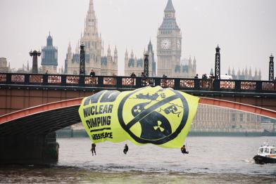 Greenpeace Aktion an der Lambeth Bridge in London gegen nukleare Abfälle im Meer