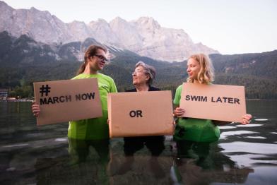 Eibsee nähe Zugspitze: Greenpeace-Jugendliche Maria Meyer (16) aus Augsburg und Cedric Hinrich (15) aus Karlsruhe und Klima-Aktivistin Gisela Johannsen (87) stehen hüfttief im Wasser. Unter dem Hashtag #march now or swim later rufen sie mit der Fotoaktion zur weltweiten Fridays for Future Demonstration am 20. 09. 2019 auf.