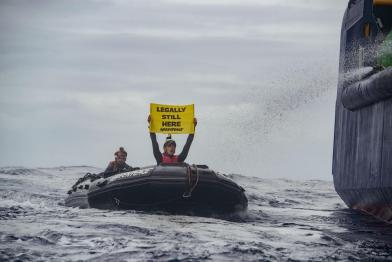 Greenpeace-Aktive protestieren gegen die Machenschaften der Tiefseebergbauunternehmen. Sie umkreisen die MV COCO, ein spezialisiertes Offshore-Bohrschiff, das Daten für das Unternehmen "The Metals Company" sammelt, das im Tiefseebergbau tätig ist.