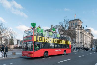 Demonstration mit Bus für Deutschlandticket