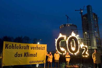 Greenpeace Aktivisten protestieren mit einem brennenden CO2 Zeichen vor der Baustelle eines neuen E.ON-Kohlekraftwerks in Datteln, Dezember 2008