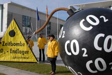 Greenpeace-Aktivisten protestieren mit einer Bombenattrappe vor dem Bundeskanzleramt, März 2009