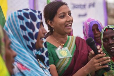 Priya Pillai, Campaignerin bei Greenpeace Indien, spricht zu Bewohnern der Mahan-Region