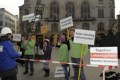 Aktivisten in Halle demonstrieren gegen Braunkohle, März 2011