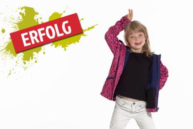 Ein Mädchen in einer Jacke von Lidl freut sich: Der Discounter will giftfrei produzieren.