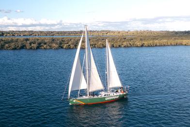 Das neue Greenpeace Schiff SV Oceania vor der australischen Küste