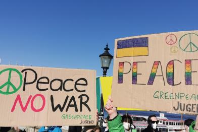 Schilder auf Anti-Kriegs Demonstration der Greenpeace Jugendlichen