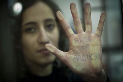 Faiza Oulahsen von den Arctic 30 bei der Anhörung vor Gericht in Murmansk/Russland, Oktober 2013