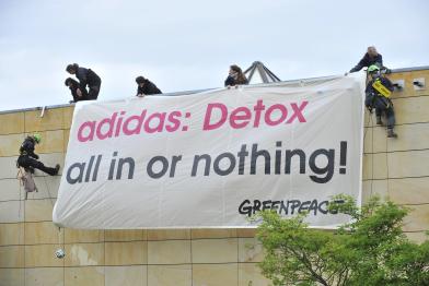 Greenpeace-Aktivisten erinnern Adidas an sein Versprechen, gefährliche Chemikalien aus der Textilherstellung zu verbannen. Fürth 08. Mai 2014