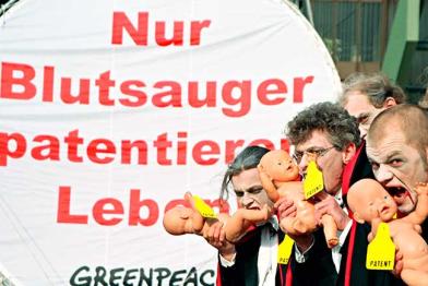 Als Vampire verkleidete Greenpeace-Aktivisten protestieren vor dem Europäischen Patentamt (EPA), April 2003
