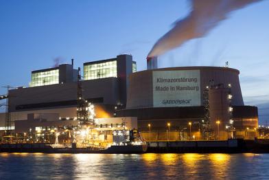 Greenpeace-Aktivisten protestieren mit projizierten Sprüchen am neuen Kohlekraftwerk von Vattenfall in Moorburg, Hamburg.