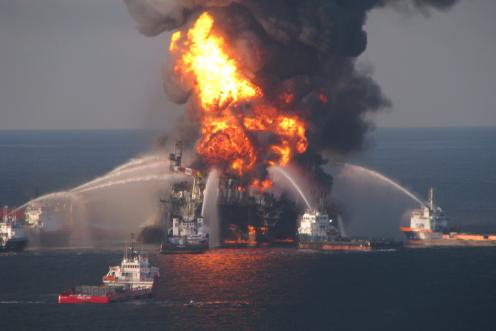 Feuerwehrmannschaften kämpfen gegen die lodernden Überreste der Offshore-Bohrinsel Deepwater Horizon. Ein MH-65C Dolphin Rettungshubschrauber der Küstenwache und seine Besatzung dokumentieren das Feuer an Bord der mobilen Offshore-Bohreinheit Deepwater Horizon, während sie nach Überlebenden suchen. Mehrere Hubschrauber, Flugzeuge und Kutter der Küstenwache reagierten, um die 126-köpfige Besatzung der Deepwater Horizon zu retten.