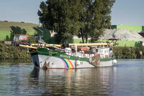 Beluga II untersucht Rhein auf Mikroplastikpartikel 