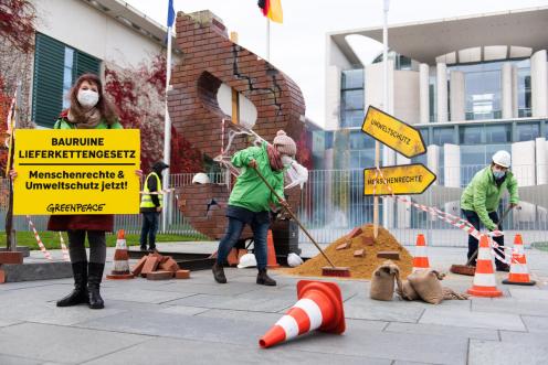 Mit einem fünf Meter hohen, in Spinnweben eingewickelten Paragraphen appelliert Greenpeace an die Regierung, so schnell wie möglich ein Lieferkettengesetz auf den Weg zu bringen. Die Aktivist:innen haben eine Baustelle vor dem Bundeskanzleramt eingerichtet. Auf einem Banner ist zu lesen: "Ruiniertes Lieferkettengesetz: Menschenrechte und Umweltschutz jetzt!"