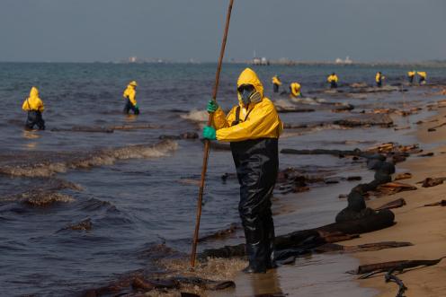 Rohölteppich am Strand von Mae Ramphueng in der thailändischen Provinz Rayong