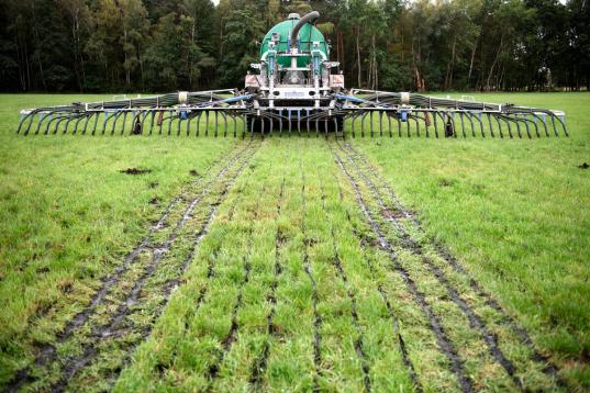 Güllefahrzeug auf einem Feld