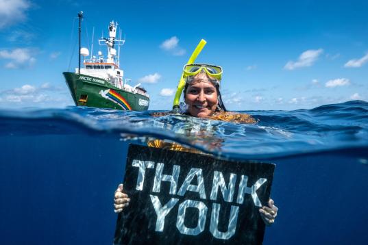 Aktivistin Juliana Costa mit einer Dankesbotschaft. Greenpeace ist mit der Arctic Sunrise auf einer Expedition im Indischen Ozean, um zu einem besseren Verständnis der Tier- und Pflanzenwelt dort beizutragen. (03/2021)