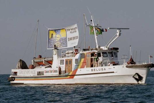 Das Greenpeace-Schiff Beluga I auf Protestfahrt im französischen la Hague (1997).