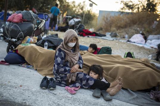 Frau mit Kindern beim Flüchtlingslager Moria