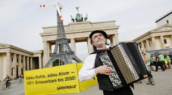 Greenpeace-Aktivisten demonstrieren anlässlich des Petersberger Klimadialogs vorm Brandenburger Tor