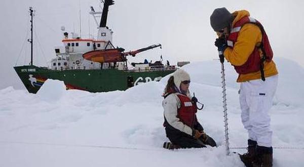 Wissenschaftler der Arctic Sunrise-Crew messen die Dicke des arktischen Eises