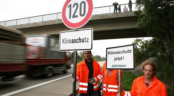 3 Aktive in Warnwesten halten ein Tempo 120-Schild 