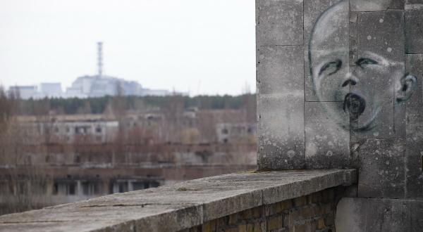 Graffiti in der Stadt Pripyat, einer Geisterstadt, die vor 25 Jahren nach der Katastrophe im Kernkraftwerk Tschornobyl am 26. April 1986 hinterlassen wurde. Blick auf den 4. Block des Kernkraftwerks.