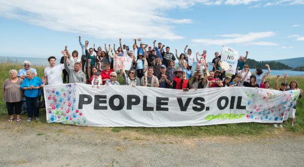 People vs Oil Greenpeace-Banner mit Gruppe von Menschen