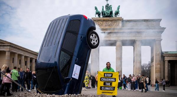 Installation eines abgestürzten Pkw, der einen EU-Flaggenmast beschädigt vor dem Brandenburger Tor