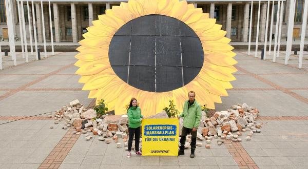 Oversized Solar Sunflower at Ukraine Recovery Conference in Berlin